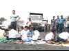 विद्यार्थीयो ने मांग पूरी करने के लिए सड़क पर कक्षा लगाई 