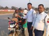 यातायात नियमों का उलंघन करने वालो को पुलिस ने फूल देकर समझाया 