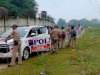 परित्यक्त सड़क के किनारे झाड़ियों के बीच मिला युवक का शव 