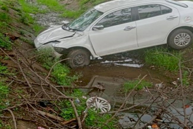 अनियन्त्रित कार ने तीन को किया घायल