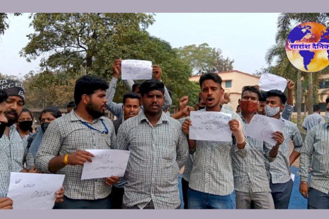 परीक्षा रद्द करने के लिए स्नातक के विद्यार्थीयो का आंदोलन