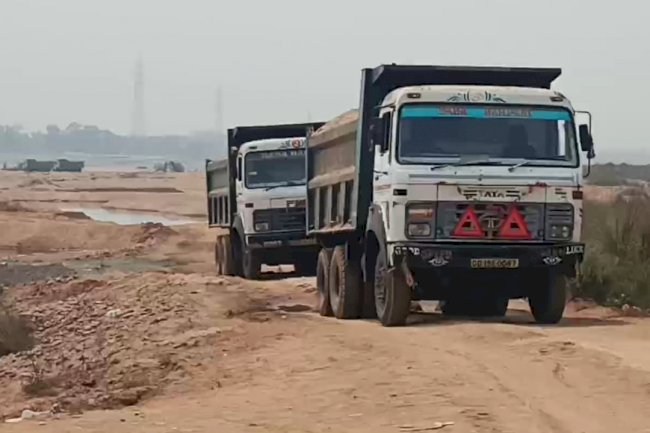 अवैद्य तरीके से बालू ढुलाई का मामला बना चर्चा का विषय 
