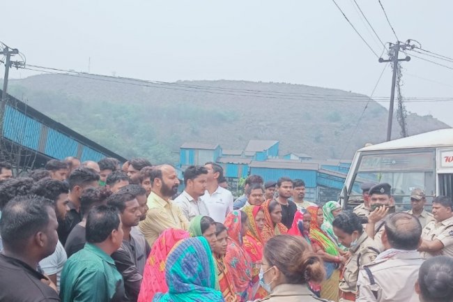 खनन ठेका श्रमिक हड़ताल पर