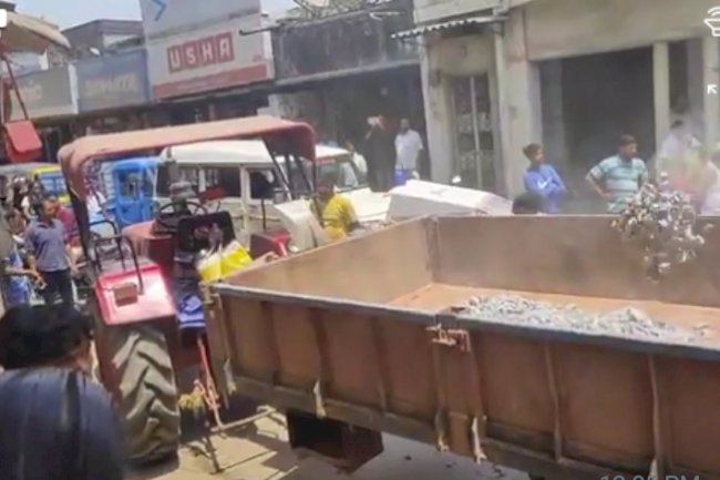 सड़क पर अचानक बिखरने लगी गिट्टी बाल बाल बची गर्भवती 