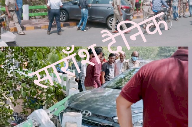 फ्लाईओवर की घेरे से टकराई कार 