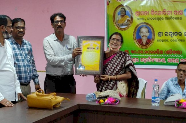 महाविद्यालय से अवसरप्राप्त हुए विनोदिनी 