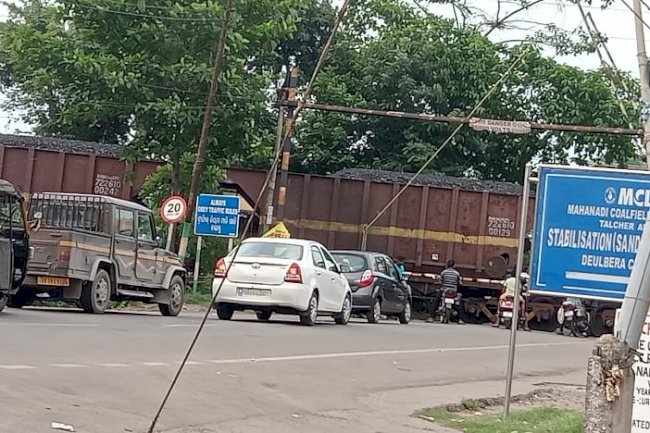 डेढ़ घंटे तक बंद रही फाटक सड़क पर वाहनों की लंबी कतार लगी रही