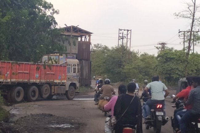 जर्जर सड़क की सुध लेने वाला कोई नहीं