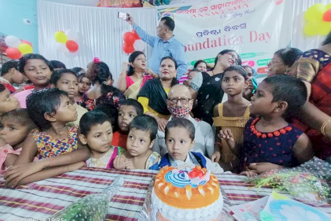 अनाथ बच्चों ने मनाया सामुहिक जन्मदिन 