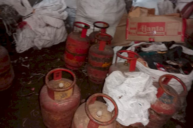 गैरकानूनी तरीके से बिक रही सिलेंडर जब्त 