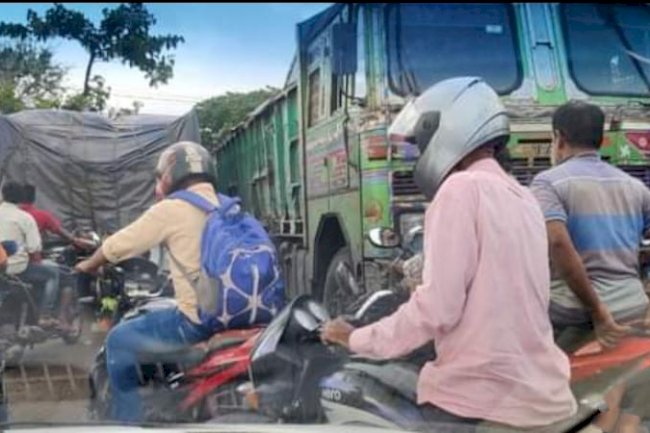 दुर्घटनाओ का कारण बनती जा रही है सड़क 