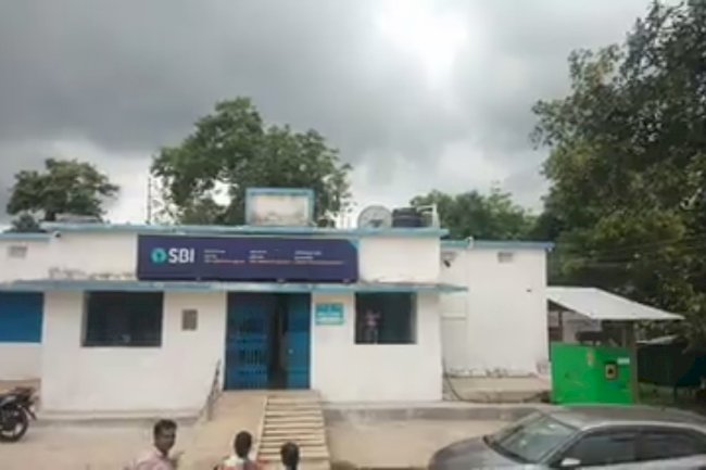 तीन लाख ऋण देने का लालच दिखा कर करवादी जीवनबीमा 