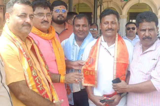 सरयू नदी से बच्चे को बाहर निकालने वाले जल पुलिस को विधायक अजय सिंह ने किया सम्मानित 