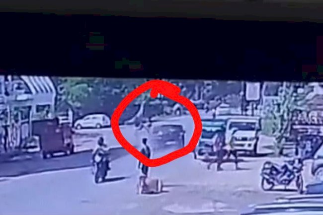 कार के धक्के से उछला मोटरसाइकिल