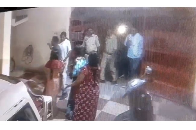 बिना सर्च वारंट के जबरन घर में घुसी पुलिस