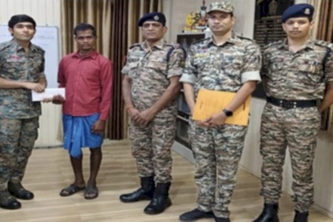 एक लाख के इनामी‌ नक्सली ने किया आत्मसमर्पण