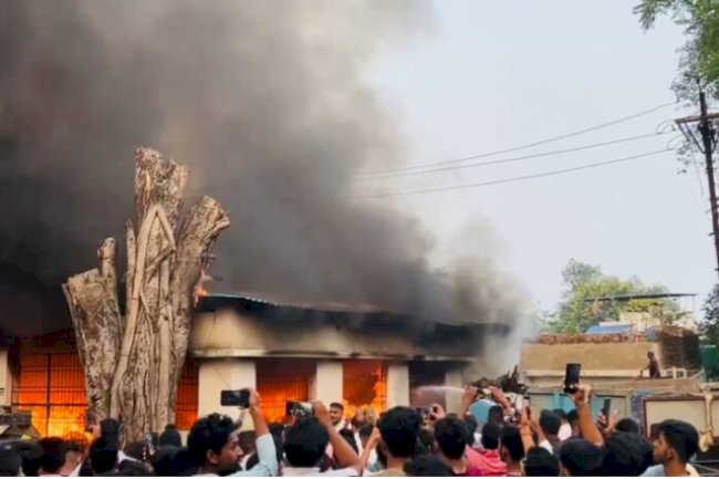 कचरा कलेक्सन सेंटर में लगी आग 