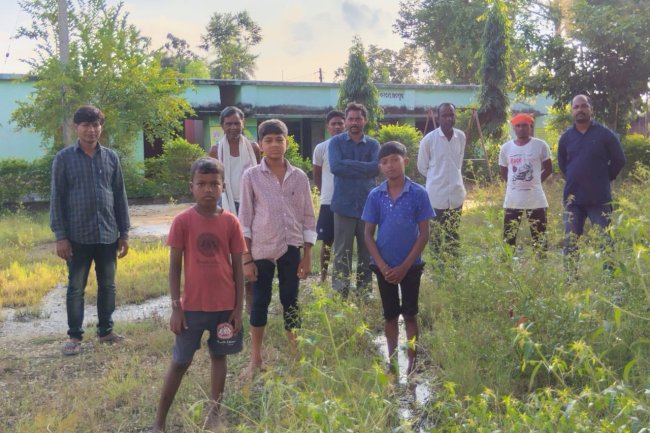गंदगी से घिरा हुआ राजपुर सरकारी प्राथमिक विद्यालय