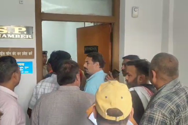 टिल्लू शर्मा पर फूटा घठ बस्तियों उत्तर भारतीयों का गुस्सा 