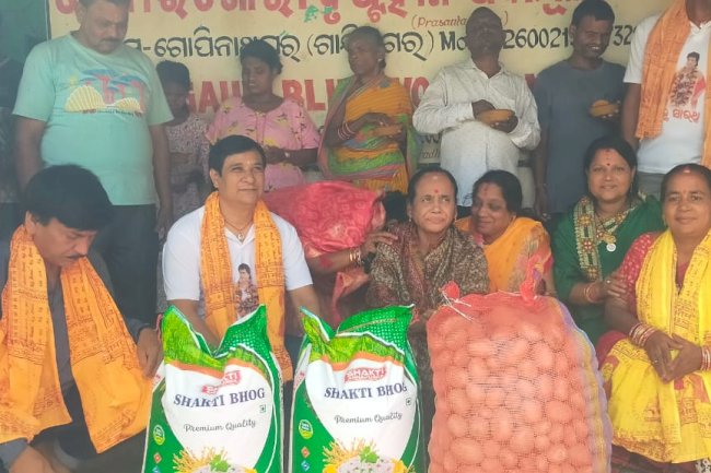 सारथी के जन्म दिन पर किया गया खाद्यान्न का दान