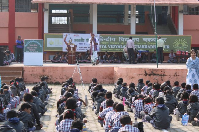रबिन्द्र गिलुवा ने केंद्रीय विद्यालय चक्रधरपुर में हो आदिवासियों की गाथा सुनाई
