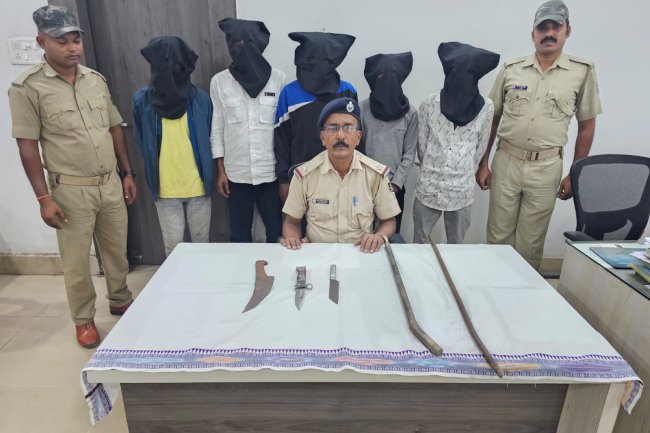 घातक हथियारों  के साथ 5 आरोपी गिरफ्तार 