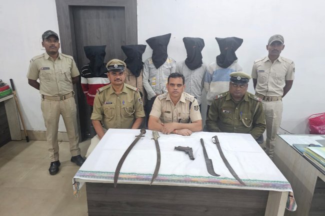घातक हथियारों के साथ पाँच गिरफ्तार 