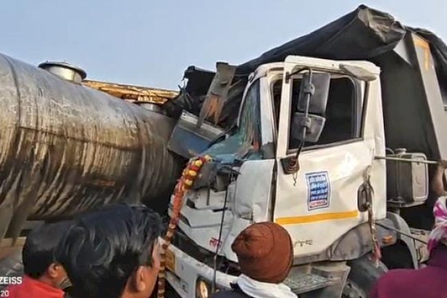 दो सड़क दुर्घटना में ट्रेलर चालक केबिन में बुरी तरह फंसकर गंभीर रूप से घायल हुए