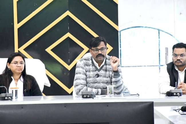 कलेक्टर ने समिति प्रबंधकों की ली बैठक