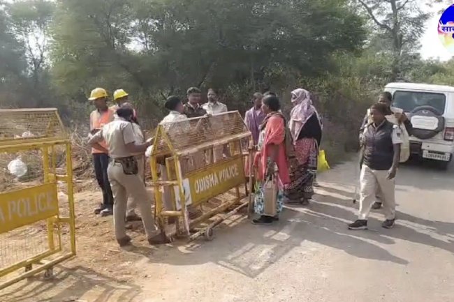 आदिवासीयों का आरोप कि ओसीएल ने प्रशासन के साथ मिलीभगत कर हड़प ली पुश्तैनी जमीन