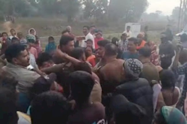 दो घंटे तक अबकारी प्रभारी को लोगों ने बंधक बनाकर रखा
