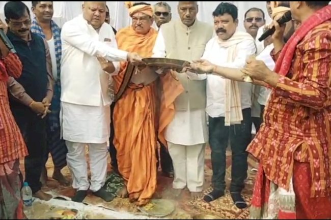 डॉक्टर देवेंद्र प्रधान की याद में मूर्ति लगाने के लिए भूमि पूजन