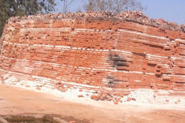 धरमजयगढ़ में कच्ची लाल ईंटों का अवैध निर्माण जोरो पर प्रशासन मौन 
