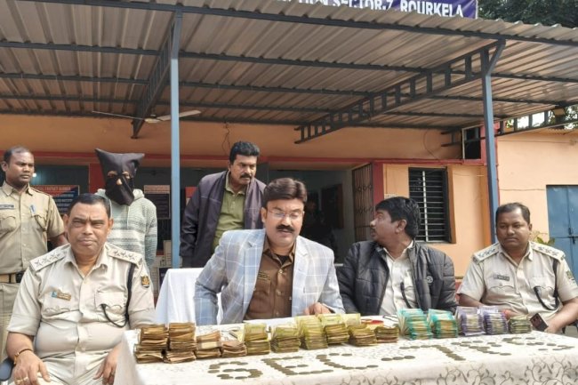 युवती से छीनी गई सामग्री बरामद आरोपी गिरफ्तार