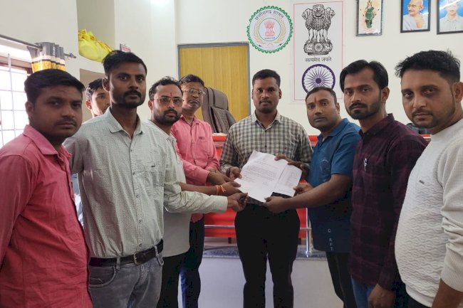 दो अधिकारीयों ने जीवित व्यक्ति को मृत बताया कार्यवाही की मांग
