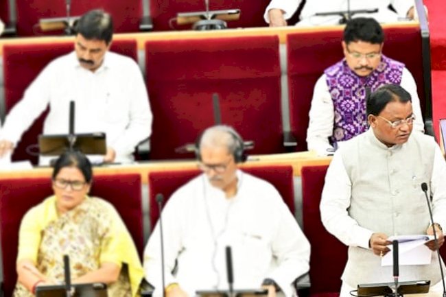 73 बांग्लादेशी नागरिकों को किया निर्वासित