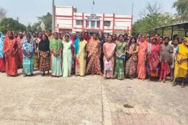 शराब दुकान के खिलाफ सैकड़ों महिलाएं पहुँची कलेक्टर के पास