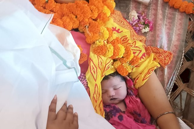 शादी के दस साल बाद हुई मृत संतान सदमे में माँ भी चल बसी