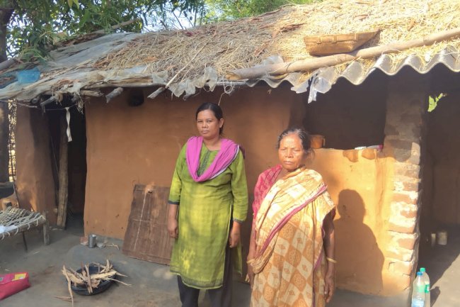 आवास योजना से बंचित दस कठीया कलाकार का परिवार