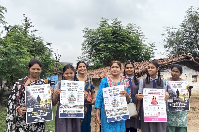 विद्यालय और समुदाय के बीच सशक्त सेतु बनीं छात्राएँ