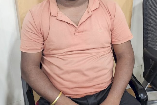 आरटीओ राउरकेला के दो कर्मचारी रिश्वत लेते रंगे हाथों पकडे़ गए